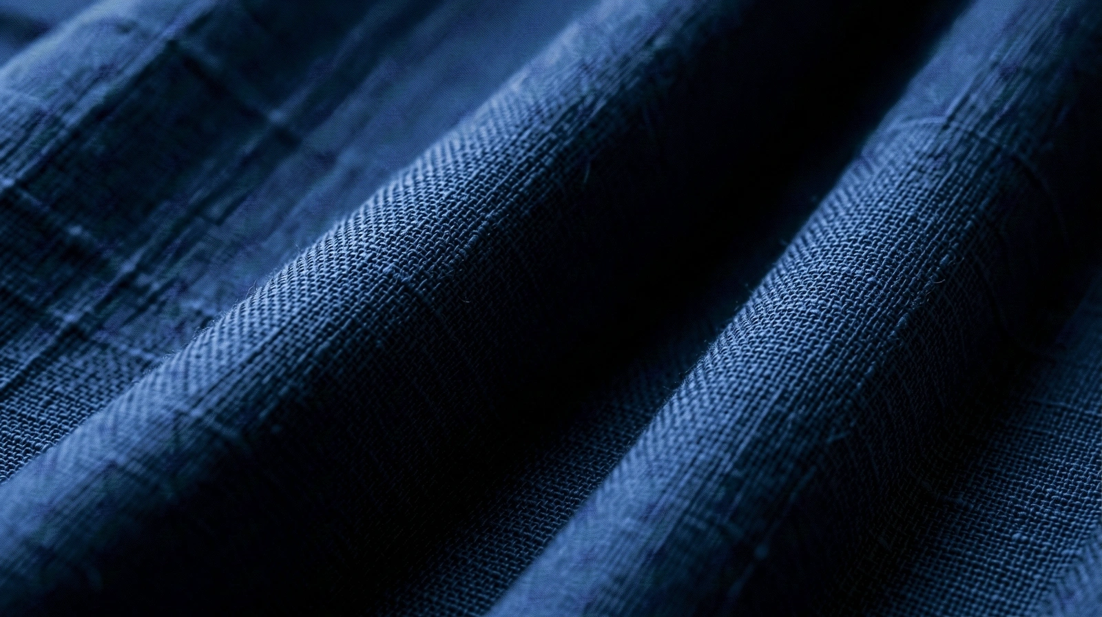Textur detailtiefer Bettwäsche im Mondlicht